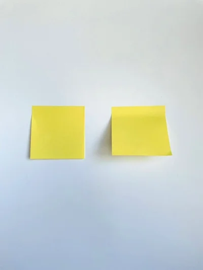横からめくったふせん（左）と手前からめくったふせん（右）（▶違いは？）