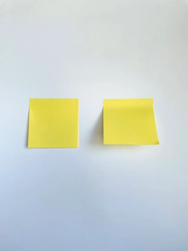 横からめくったふせん（左）と手前からめくったふせん（右）（▶違いは？）