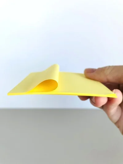裏側のふせんを輪にしてのりが付いた面に貼る（▶次へ）