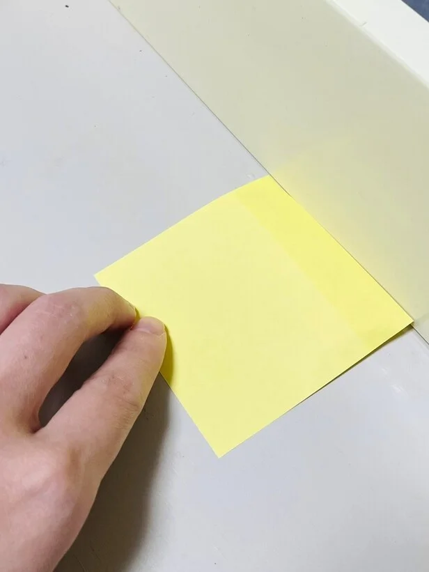のりが付いた面を上にして、ふせんを引き出しの壁に沿わせる（▶次へ）