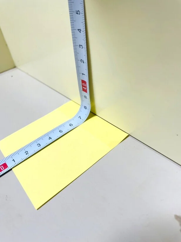 ふせんの上からメジャーを当てる（▶すると…）