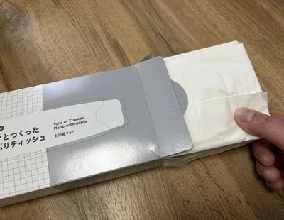 箱の両サイドを開けて、中身を丁寧に取り出す（▶次へ）