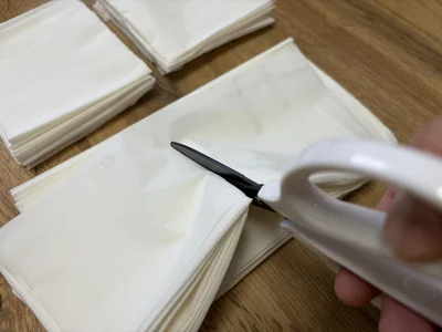 ティッシュをハサミで半分に切る（▶次へ）