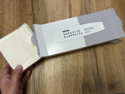 半分にカットしたティッシュを両サイドから元にもどす（▶次へ）