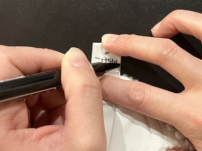 いつも通りに油性ペンでタグに文字を書くだけで…（▶次へ）