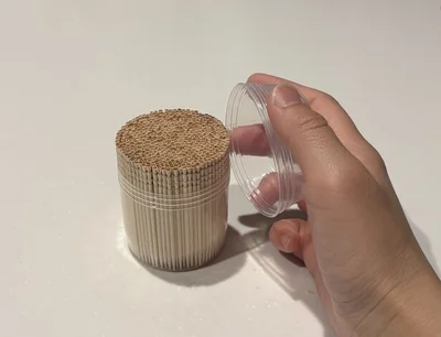 つまようじケースのフタを開けて…（▶次へ）