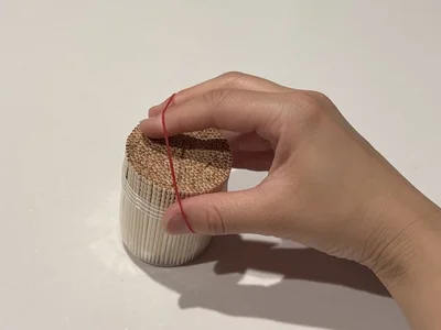 ケースから出ている部分に輪ゴムを巻きます（▶次へ）