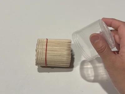 中身を取り出してみると輪ゴムの力でまとまっていました（▶次へ）