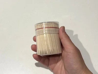 輪ゴムをしていてもしっかりとフタを閉められる（▶次へ）