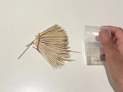 つまようじが少なくなるとバラバラになりやすい（▶次へ）