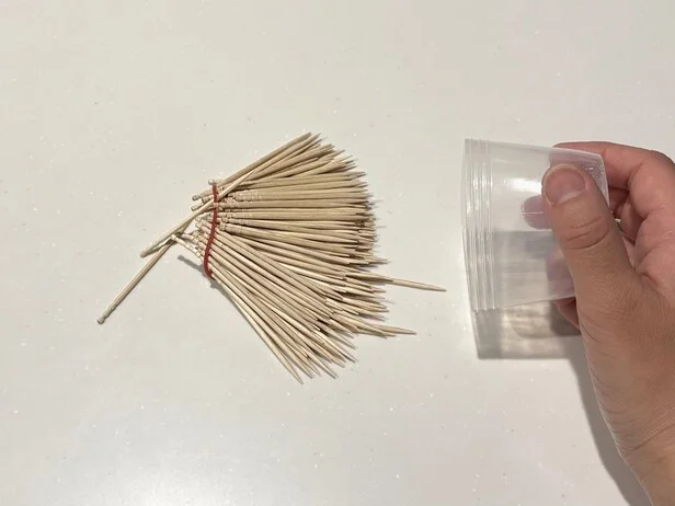 つまようじが少なくなるとバラバラになりやすい（▶次へ）