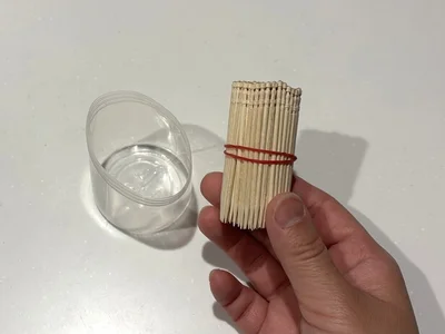 輪ゴムを2重に巻けば少なくなったつまようじもまとまる（▶次へ）