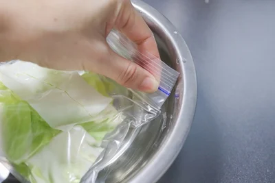 口をしっかり閉じる（▶完成形をチェック）