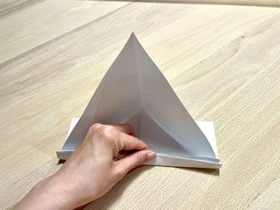 手前を1cmくらい立ち上げるように折る（▶次へ）