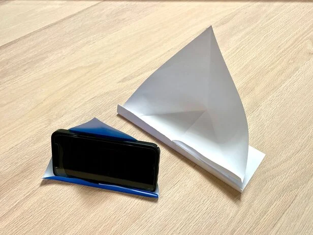 紙1枚でスマホスタンドが作れる!即席方法(▶準備するものを見る)