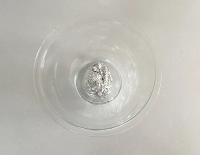 アルミホイルで包んだアボカドを耐熱ボウルに入れる（▶次へ）