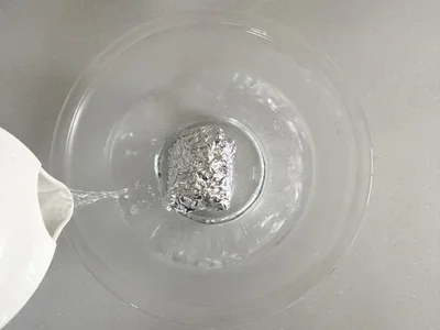 アボカドが浸るくらいのお湯を注ぐ（▶次へ）
