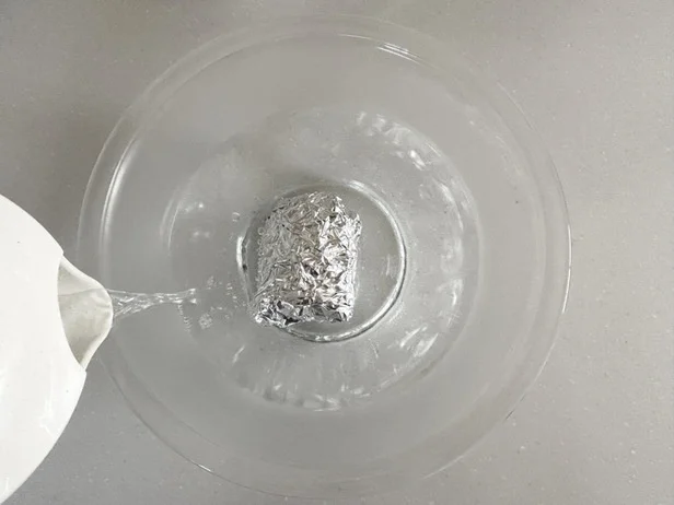 アボカドが浸るくらいのお湯を注ぐ（▶次へ）