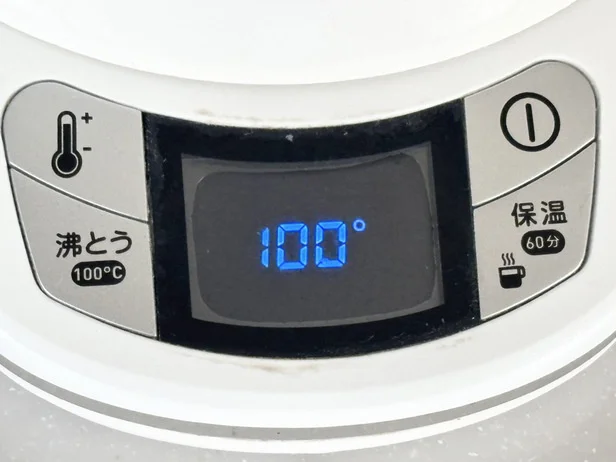 別のかたいアボカドを用意して、今度は熱湯で挑戦！（▶次へ）