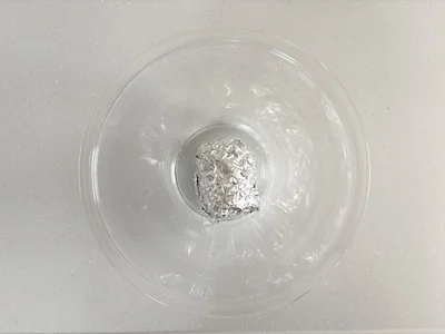 アルミホイルで包んだアボカドを耐熱ボウルに入れる（▶次へ）