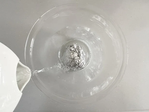 アボカドが浸るくらいの熱湯を注ぐ（▶次へ）