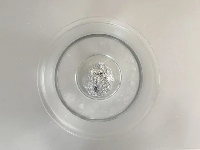 アボカドを熱湯に浸けて…（▶次へ）