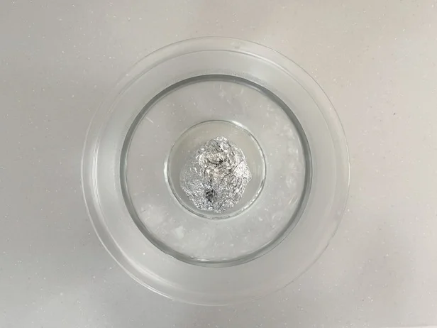 アボカドを熱湯に浸けて…（▶次へ）