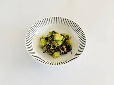 お湯に浸けたアボカドは、和え物にするとさっぱり食べられます（▶次へ）