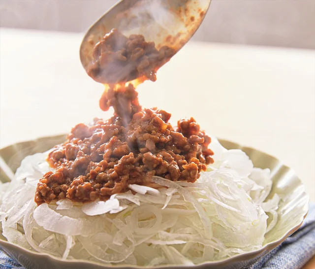 新玉ねぎの甘みが最高！旬を味わう時短おかず「和風スープ煮」＆「麻婆あんかけ」