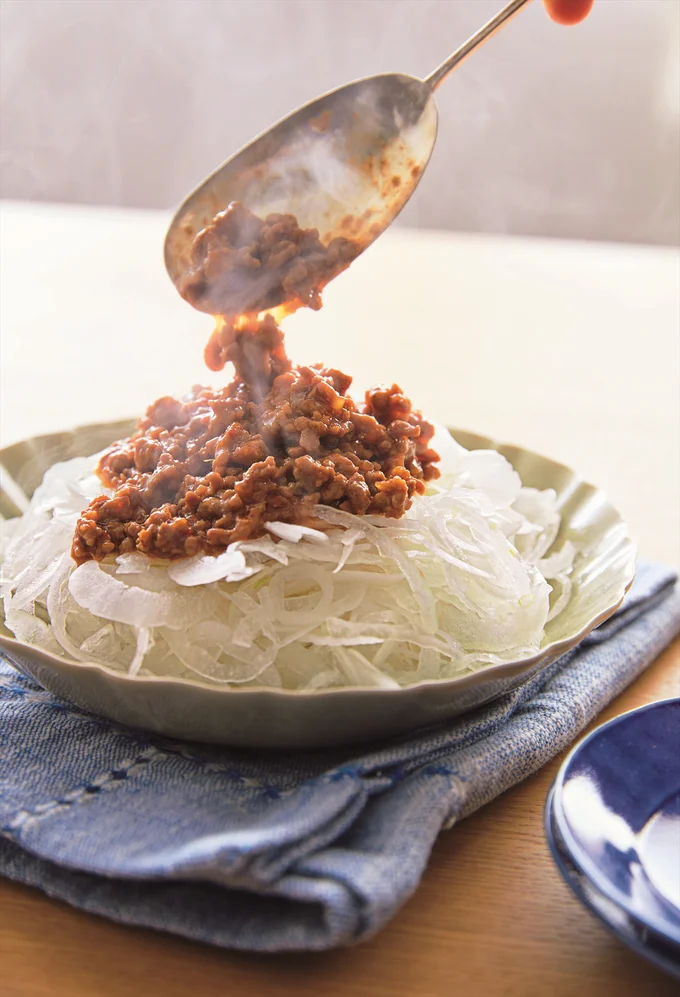 シャキシャキの新玉ねぎにあつあつピリ辛あんをたっぷりかけて！「新玉ねぎの麻婆あんかけ」