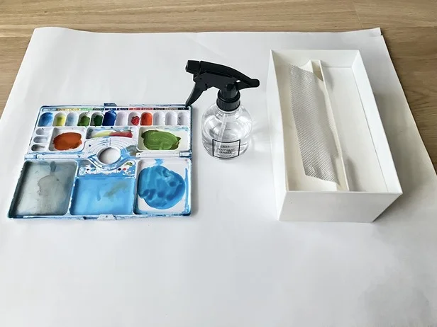 使うのは霧吹きに入った水とキッチンペーパーだけ!(▶やり方をチェック)
