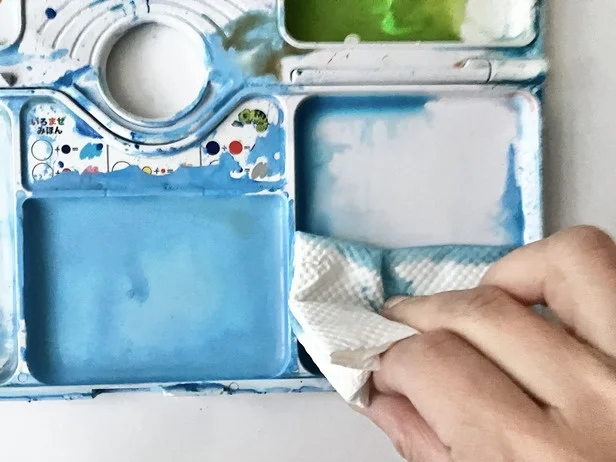 キッチンペーパーで水気を拭き取ると…(▶次へ)