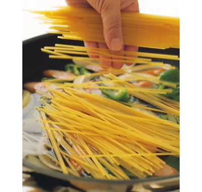 パスタを一緒に蒸し煮