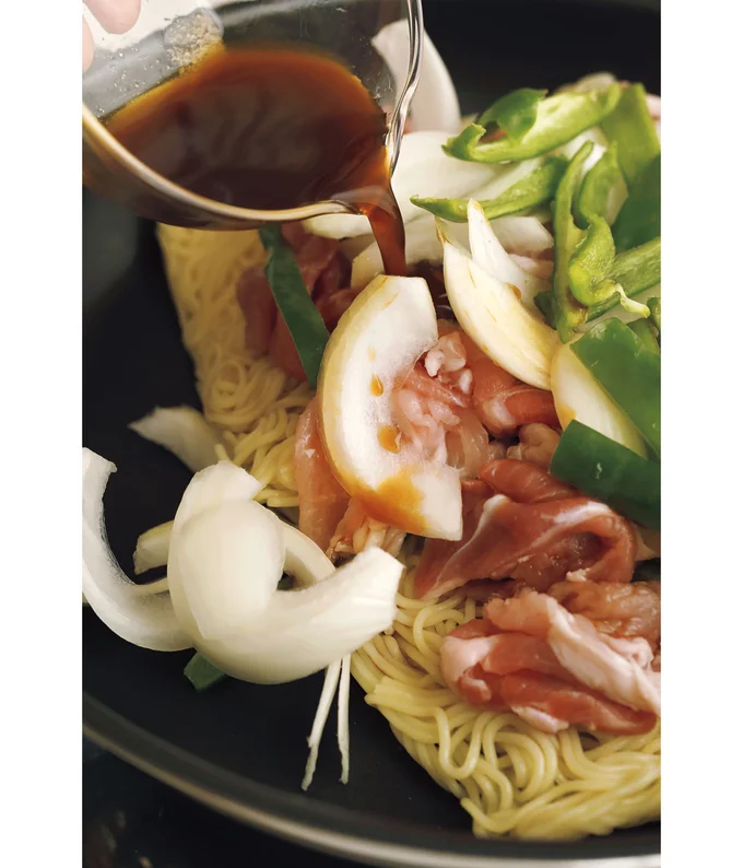 ふたをして弱めの中火にかけ、3～4分蒸し焼きにする