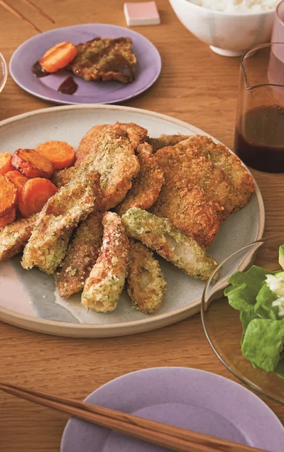 パン粉に混ぜた青のりの風味がたまらない「豚肉とちくわの青のりフライ」