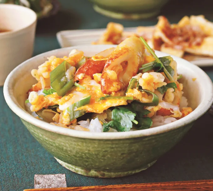 かさ増しにもなる揚げ玉を加えて天ぷら風に「ちくわの天とじ風丼」