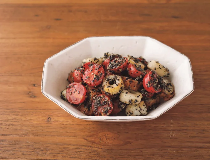 たっぷりの黒ごまの風味で味わい深い「ちくわとミニトマトのごまあえ」