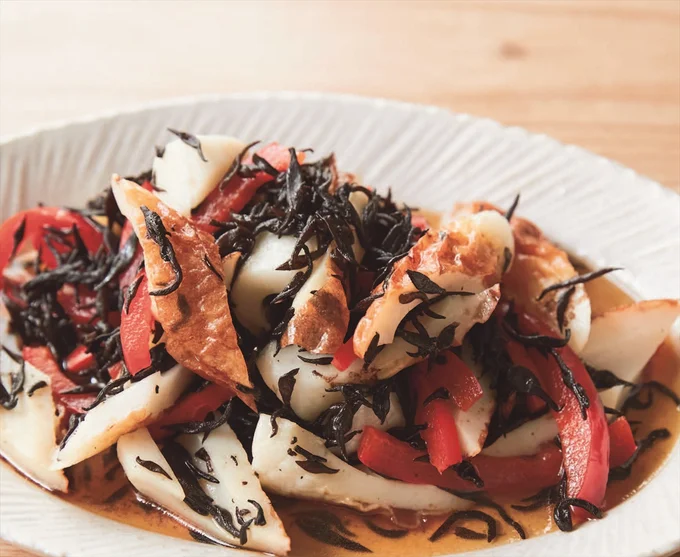 ひじきをあえものにして、たっぷりと食べる「ちくわとパプリカのひじきあえ」
