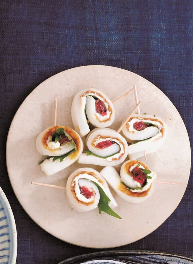 クリームチーズに混ぜたわさびがきいてる！「一口梅しそちくわ」