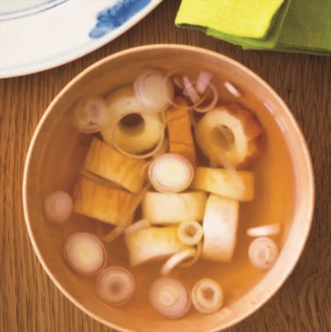 しっかり味のメインに、さっぱりとした汁ものがよく合う「ちくわとねぎのすまし汁」