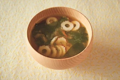 さっと煮るだけでOKの超簡単汁もの「ちくわとわかめのみそ汁」