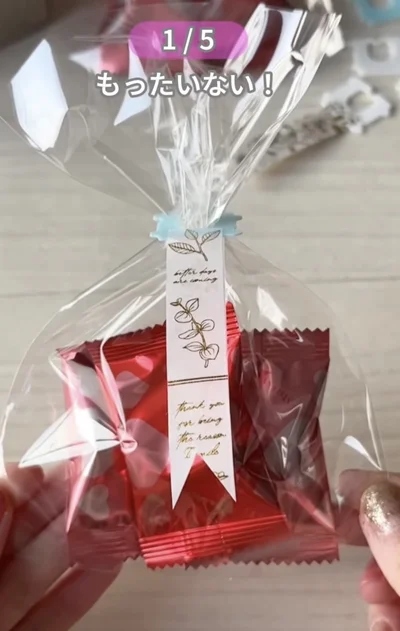 バッグクロージャーにマスキングテープを貼ったアイデア▶ラッピングタイをマスキングテープではさみ…（⇒次へ）