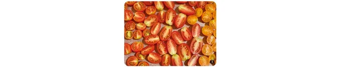 プチトマトの切り口を上にし て並べ、薄く塩を振る