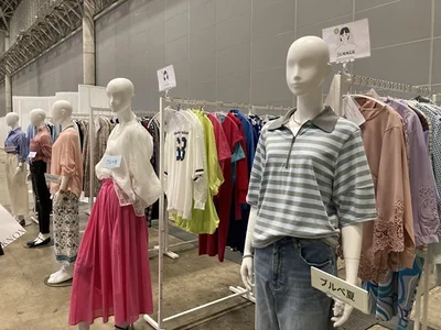 骨格タイプやパーソナルカラー別に並んだアパレル商品