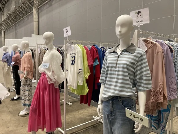 骨格タイプやパーソナルカラー別に並んだアパレル商品