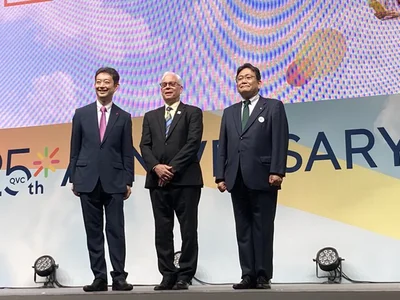 （左）千葉県知事　熊谷 俊人氏、（中央）QVCジャパン CEO グレゴリー・ベルトーニ氏、（右）千葉市長　神谷 俊一氏