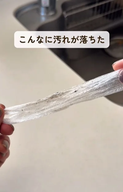 汚れを絡め取ってスッキリ▶IHコンロと調理台の隙間にも…（⇒次へ）