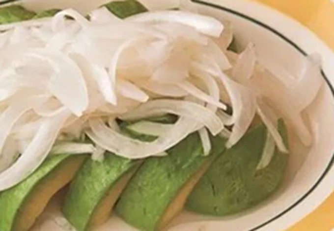 「アボカドの甘酢玉ねぎのせサラダ」