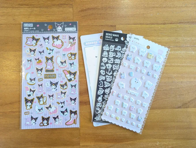 100均の箔押しシール（写真左）。よくあるシールシート（右）と比べるとちょっと大きめ▶ぴったりの収納方法