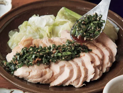 にらだれでキャベツもたっぷり食べられる「レンジ蒸しどりにらだれがけ」